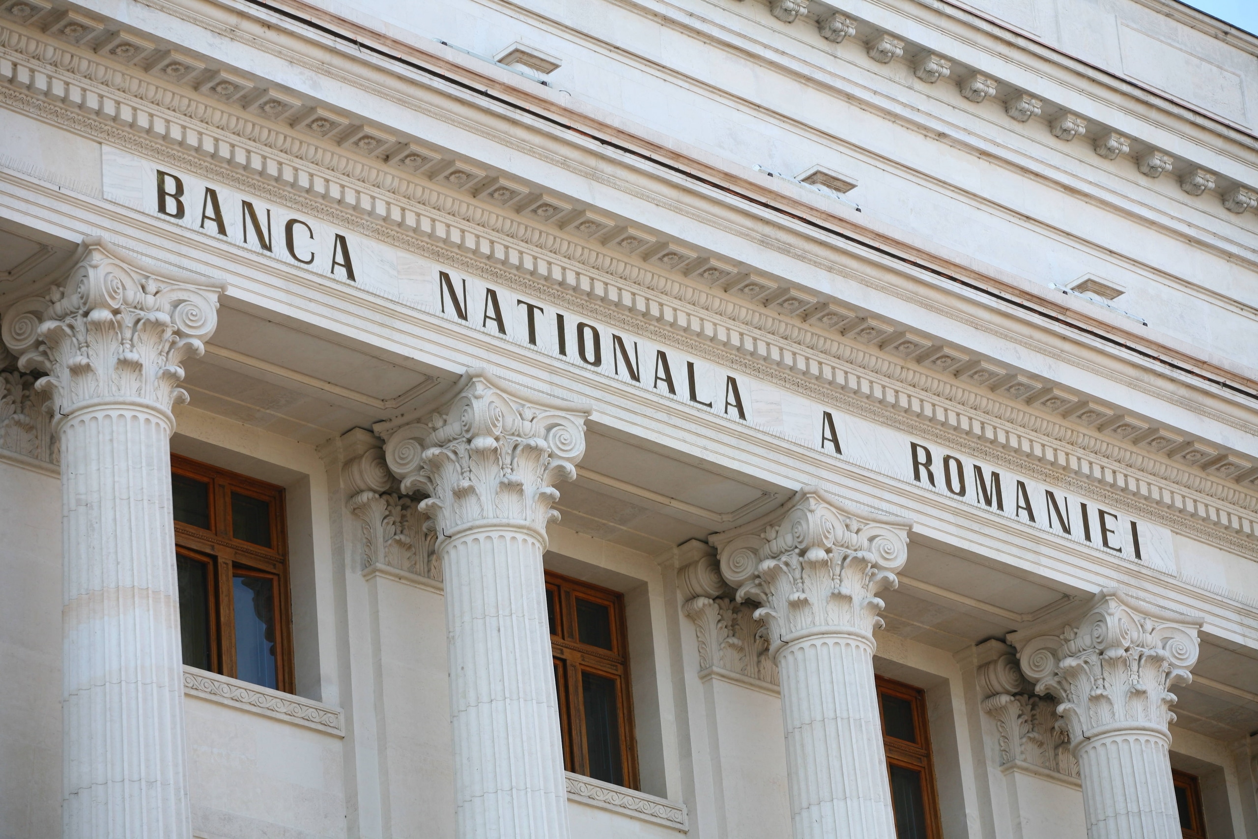 Noile conditii de creditare ale BNR ii avantajeaza in sistemul de evaluare pe romanii cu salarii relativ mici