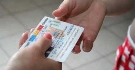 CARTILE DE IDENTITATE VOR FI SCOASE! Romanii vor avea carduri electronice, care vor putea fi eliberate la nastere. Dispar cardurile de sanatate