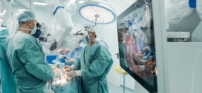Un pacient cu o forma severa de tumora cerebrala a fost operat minim-invaziv la Spitalul Sanador cu ajutorul unui microscop de ultima generatie