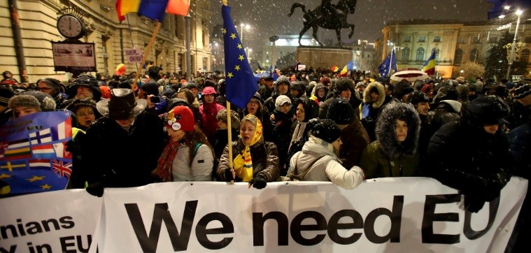 Protest la Ateneul Roman in timpul ceremoniei de preluare de catre Romania a presedintiei Consiliului UE: „We want EU, PSD wants Russia”